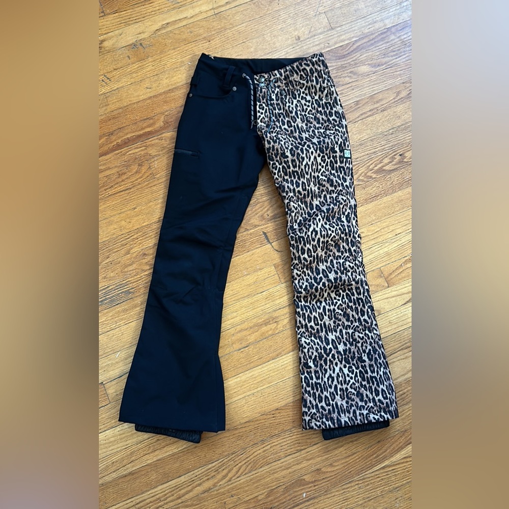 DC viva woman’s snowboarding ski pants leopard print size x small